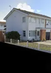 3 Bed House - Sleeps 6 - Garden - Parking - Wifi - Kitchen