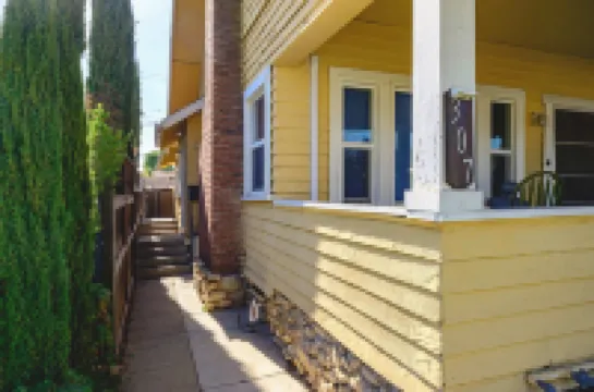 Comfortable Home Near LA With Full Kitchen & Laundry