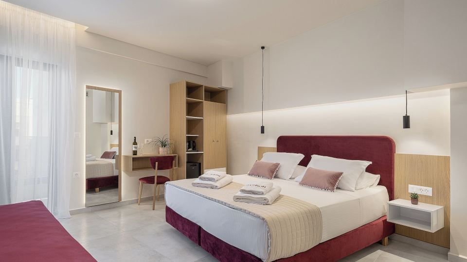 Miss Marrone City Hotel