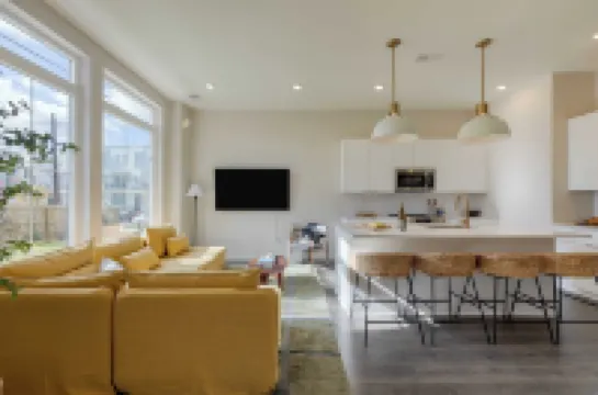 Minutes to Broadway Chic Newly Built 4Bdr w Balcony 98 Degrees by AvantStay