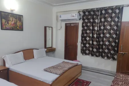 Hotel Giriraj Kripa Отели рядом с достопримечательностью «Sri Radhavallabh Vrindavan Temple»