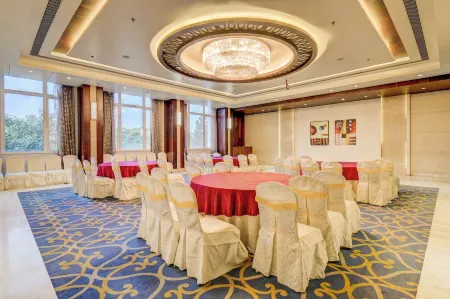 The Ssk Solitaire Hotel & Banquets Отели рядом с достопримечательностью «RD CIRCLE»