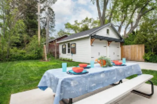 Luxury Lake House-4Bed-2Bath-NEW Renovation 2023-Walk to Beach, Dining, & More.