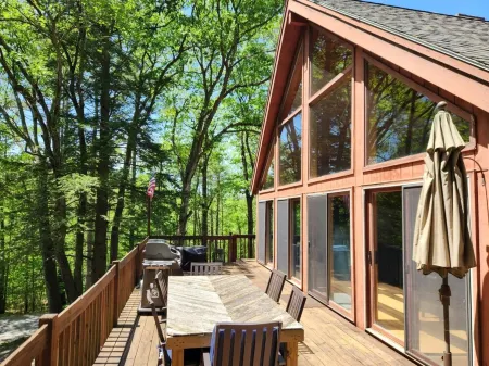 3-bedroom chalet next to skiing, hiking, boating and breweries