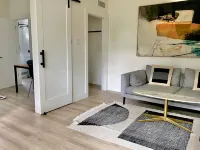 Private Back House with Deck and Kitchenette - Cozy Tranquil