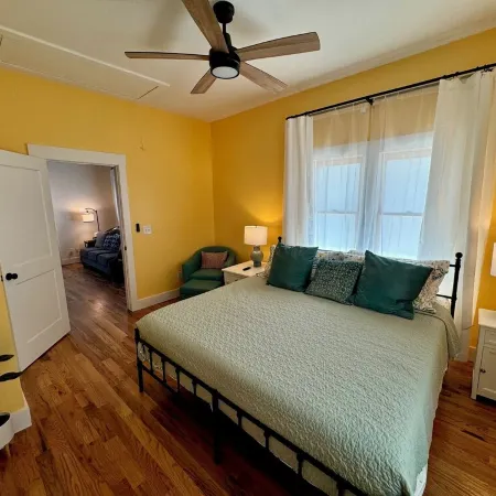 Historic Cottage Downtown Macon with off street parking