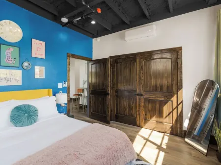 Charming 2-bedroom apartment with AC, WiFi in the Heart of Covington Square