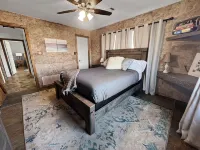 Cozy 3-bedroom beach front cabin quiet, cozy, getaway. Hotels in Stephens County