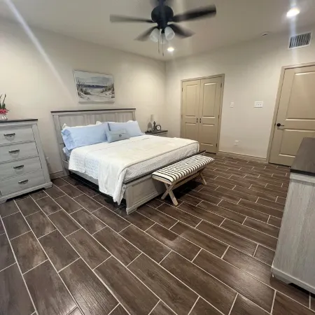 Charming 2-bedroom cottage in Laredo with high-speed WiFi, AC