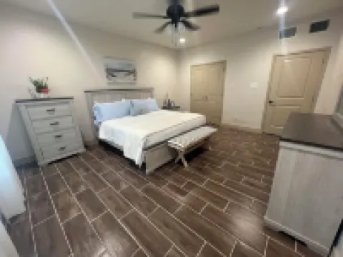 Charming 2-bedroom cottage in Laredo with high-speed WiFi, AC