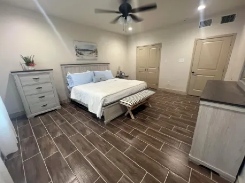 Charming 2-bedroom cottage in Laredo with high-speed WiFi, AC