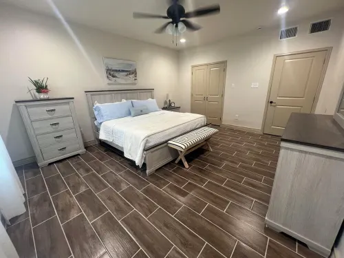 Charming 2-bedroom cottage in Laredo with high-speed WiFi, AC