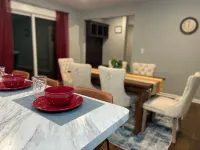 Cozy Haven: Your Home Away from Home Spacious 5-bedroom house with AC and Wi-Fi Отели рядом с достопримечательностью «Государственный университет Айова»