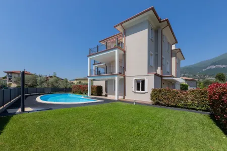 Appartamento in Villa Beatrice PT7 by Wonderful Italy Отели рядом с достопримечательностью «Campeggio Maderno Di Avanzi Roberto»