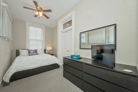 Classic Elegant 2 Bedroom 2 Bath near Eden Park Отели рядом с достопримечательностью «Цинциннати Зу & Ботаникал Гарден»