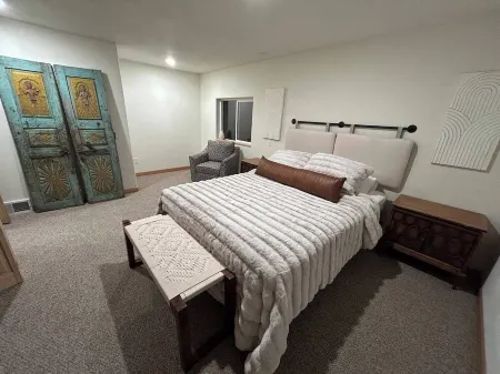 Heart of Monument - Cottage with WiFi access Отели в г. Монумент