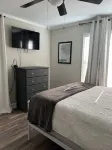 Charming 2-bedroom house with AC, WiFi in welcoming Elon