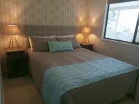 Spacious, comfortable, Pet Friendly 3-Bed House minutes from the Big Pineapple Hotels in Woombye