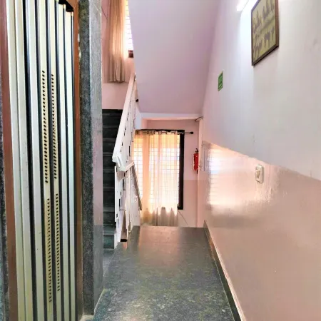 Hotel White Palace,Nizamuddin Railway Station