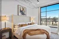 Up North Urban Retreat with Rooftop Hot Tubs Hotels in 