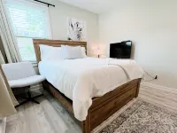 Bungalow On The Blvd - Perfect for long stays, TVs in every room, ample parking!