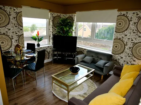 Ultra Deluxe Versace Apartment Near Sheffield Отели в г. Ромарш