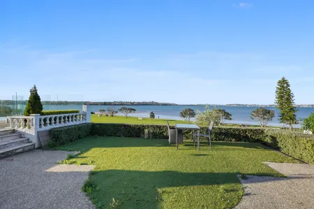 Magnificent Beachfront Mansion - Pool Отели рядом с достопримечательностью «Колледж Маклинс»