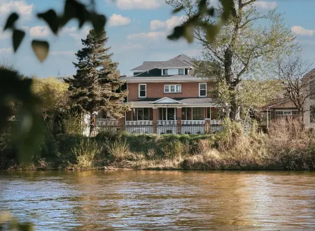 Goldsmith's River Front Inn Отели в г. Боннер-Запад Риверсайд