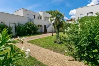 Beach Cannes Bungalows Hôtels à proximité de : Eglise du Rocher - Assemblée de Dieu de Cannes