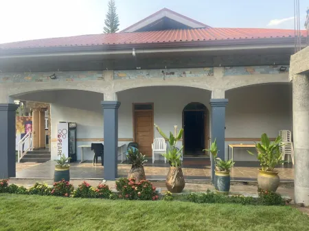 Hide View Hotel Отели в г. Larteh