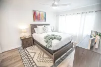 Charming 1-bedroom beach house in downtown Manhattan Beach steps from the sand Hôtels à proximité de : Waller Football Stadium