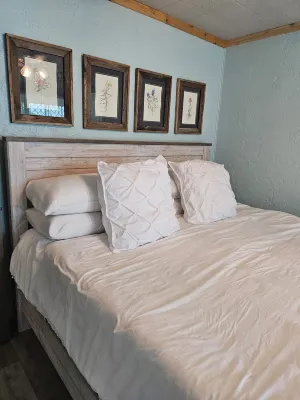 Lakeside, Boat Dock and Hot Tub with This Small Quaint Cottage.