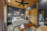 Prime location, Dollywood, 4 minutes to Parkway, No steep roads, Indoor pool