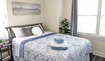 Tiny 1-bedroom home w/private workspace, in fantastic Davidson 더 샵스 앳 더 프레시 마켓 주변 호텔