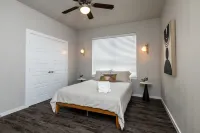 Ideal Group Getaway Near Shopping & Dining