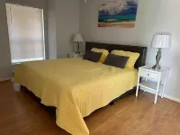 Beautiful House Sleeps 12 - Hot Tub - Breakfast - Walk to Beach