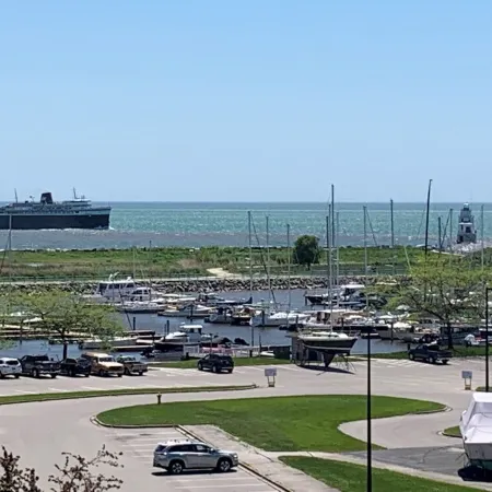 Stunning marina & Lake Michigan views, walking distance to downtown!
