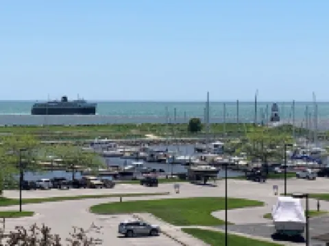 Stunning marina & Lake Michigan views, walking distance to downtown! Các khách sạn ở Manitowoc