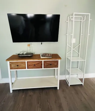 Private suite with own entry in vibrant Gainesville