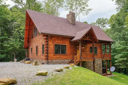 Bear Pines charming 3 bdrm cabin, Hot Tub, WiFi, in scenic South Bloomingville