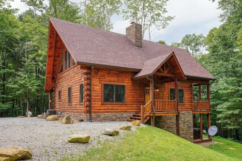Bear Pines charming 3 bdrm cabin, Hot Tub, WiFi, in scenic South Bloomingville