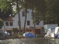 Small cozy vacation apartment right on the water