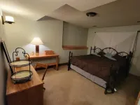 Charming 2-bedroom apartment with outdoor hot tub in rural area, private yard. Hotels in Barry County