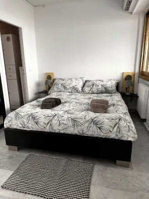 Beachfront Apartment, 180° Seaviews, huge pool- 5 km to Nice