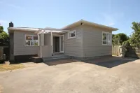 Classic 50’s Beach Bach - Handy to Everything Hotels in Paraparaumu Beach