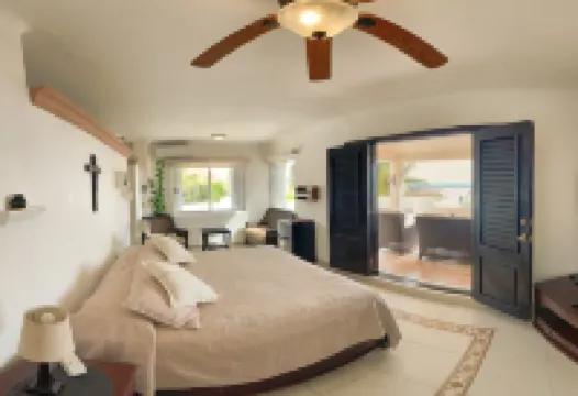 Casa Tomas Playacar - 4 Bed 4.5 bath Beach House with Pool in gated community 鄰近瑪雅河的酒店