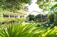 Large, quiet vacation apartment (approx. 70sqm) with large balcony and shared use of the garden