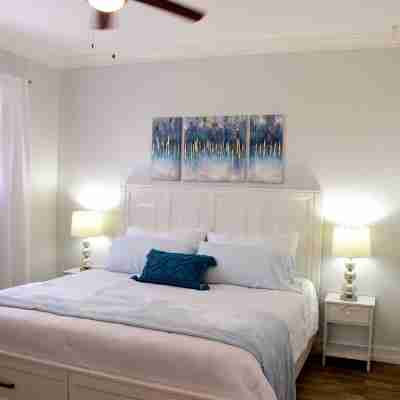 Beautiful 1 Bed 1 Bath Apartment with pool and with walking distance to beach Rooms