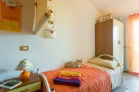 home holiday sea view in Mandriola Nuraghe TZoddias附近的飯店