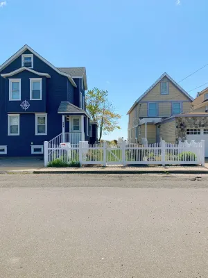 Skytop Cottage Steps Away From Sandy Beach (Full Private Beach Access), NEW